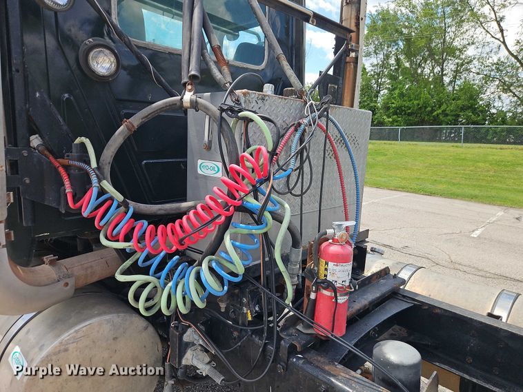 image for item EO7304 2010 Mack CHU613 semi truck