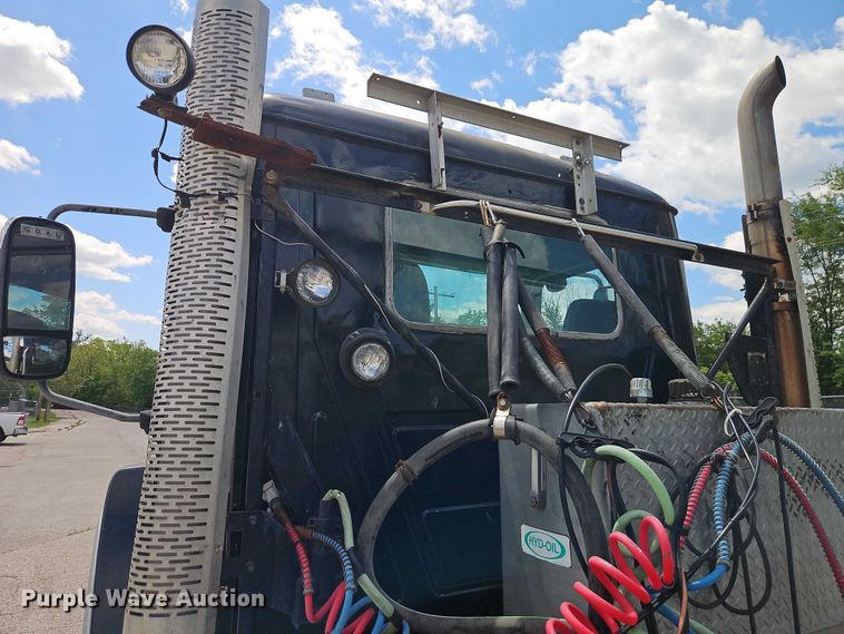 image for item EO7304 2010 Mack CHU613 semi truck