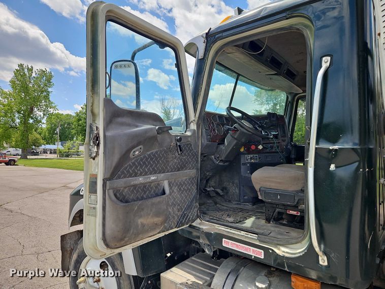 image for item EO7304 2010 Mack CHU613 semi truck
