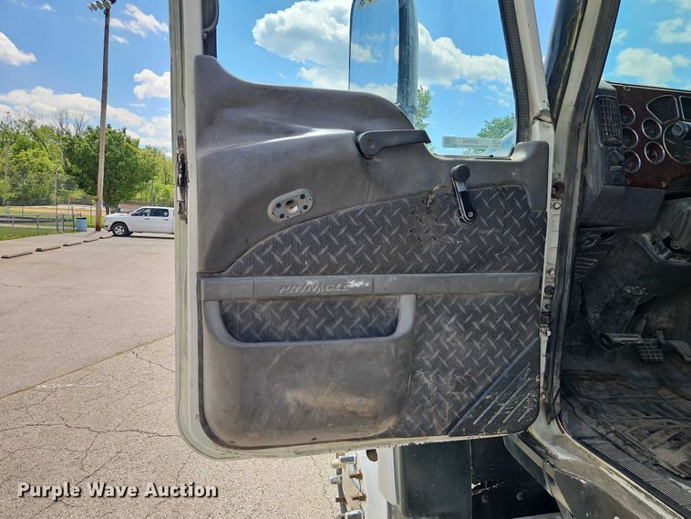 image for item EO7304 2010 Mack CHU613 semi truck