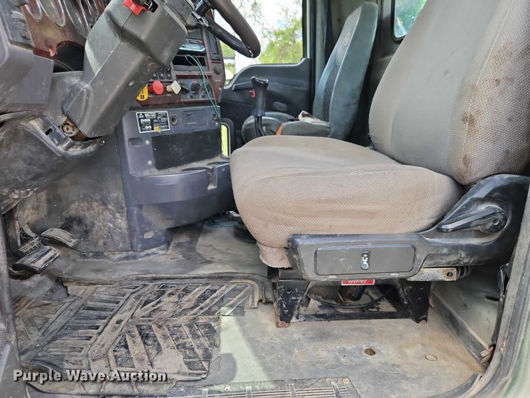 image for item EO7304 2010 Mack CHU613 semi truck