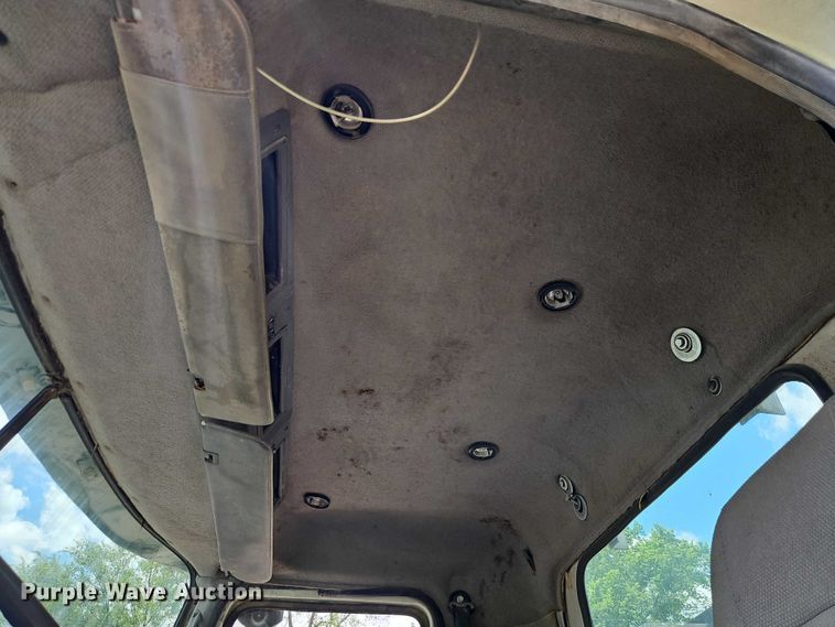image for item EO7304 2010 Mack CHU613 semi truck