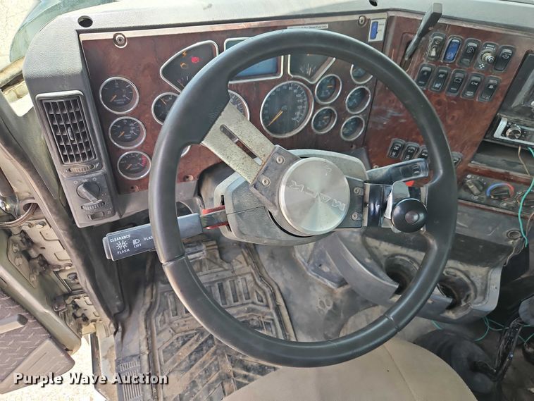 image for item EO7304 2010 Mack CHU613 semi truck
