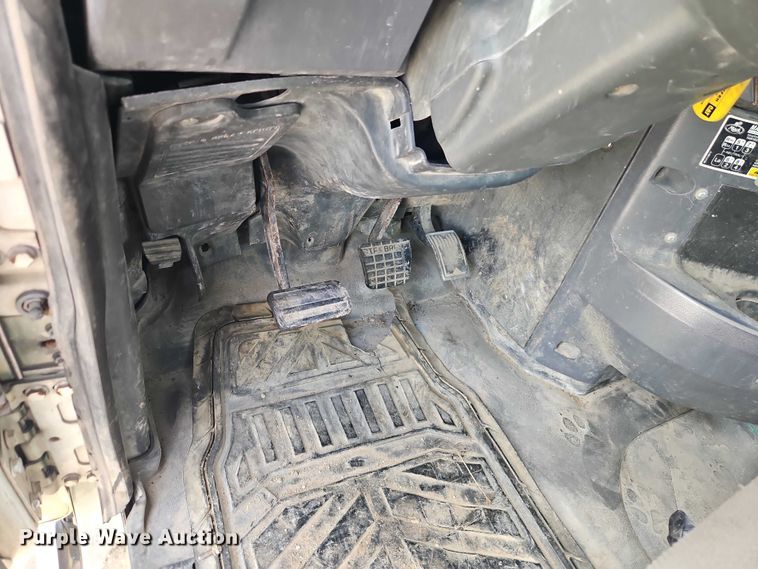 image for item EO7304 2010 Mack CHU613 semi truck