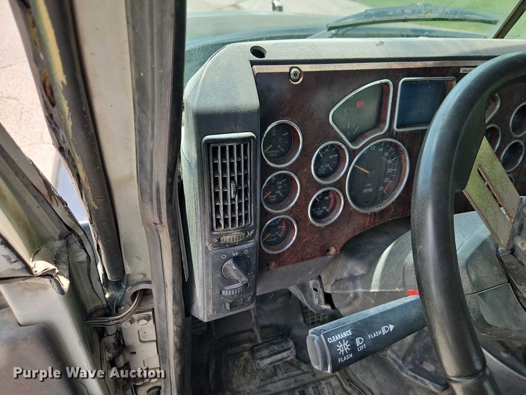 image for item EO7304 2010 Mack CHU613 semi truck