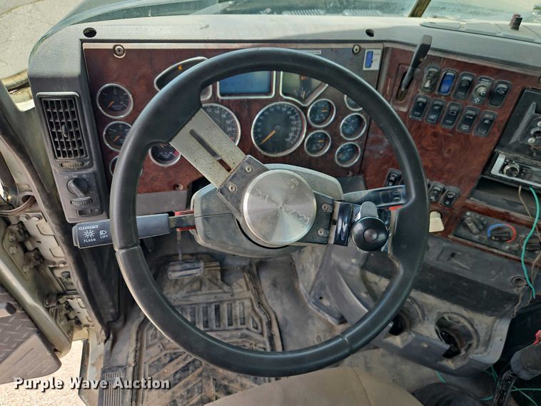 image for item EO7304 2010 Mack CHU613 semi truck