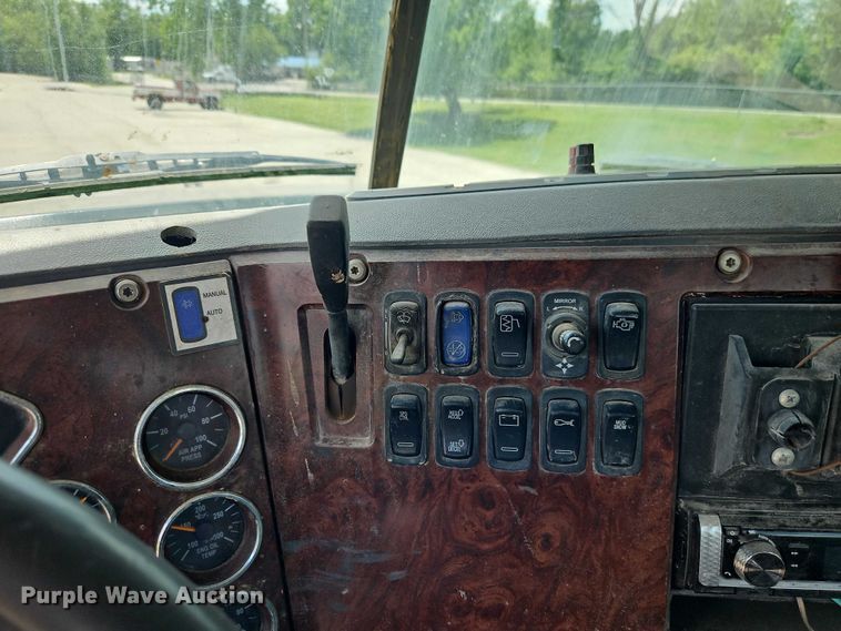 image for item EO7304 2010 Mack CHU613 semi truck