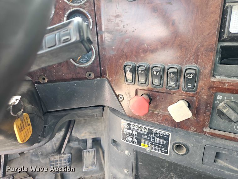 image for item EO7304 2010 Mack CHU613 semi truck