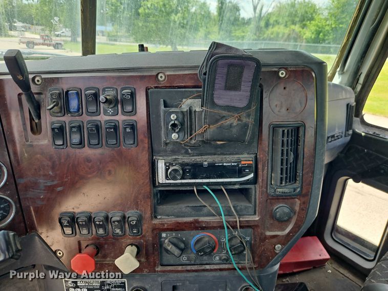 image for item EO7304 2010 Mack CHU613 semi truck