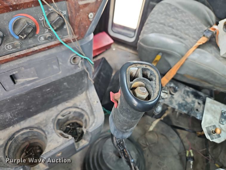 image for item EO7304 2010 Mack CHU613 semi truck