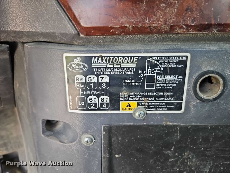 image for item EO7304 2010 Mack CHU613 semi truck