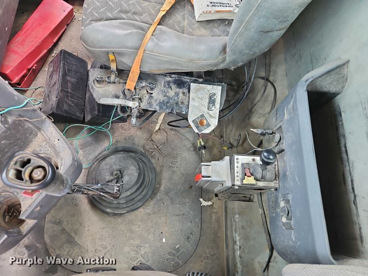 image for item EO7304 2010 Mack CHU613 semi truck