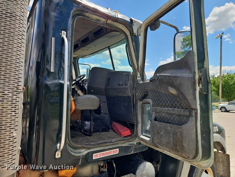 image for item EO7304 2010 Mack CHU613 semi truck