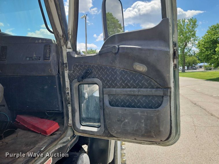 image for item EO7304 2010 Mack CHU613 semi truck