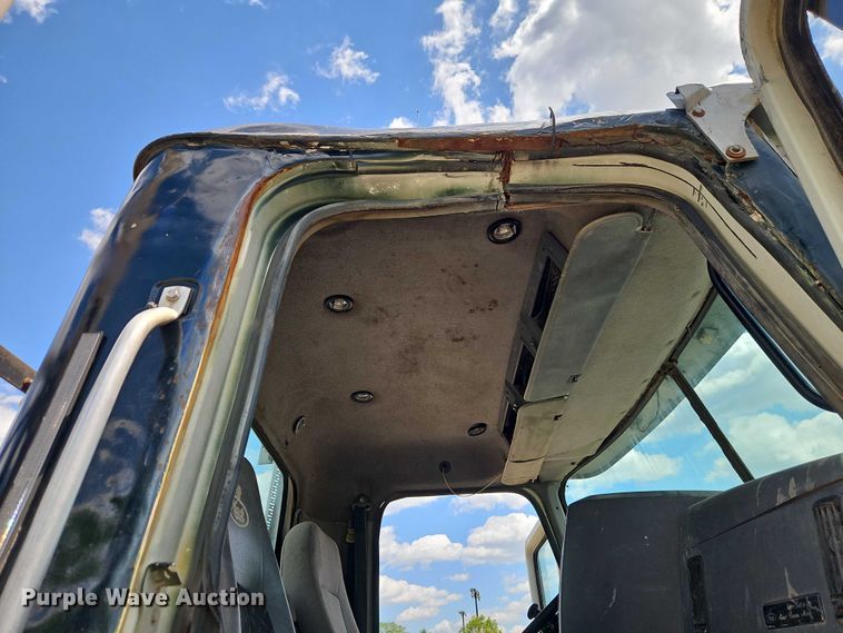 image for item EO7304 2010 Mack CHU613 semi truck