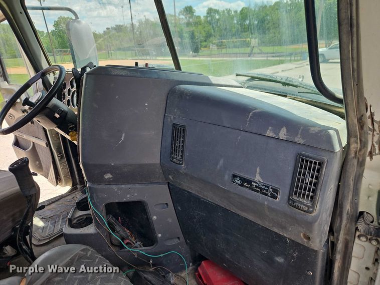 image for item EO7304 2010 Mack CHU613 semi truck