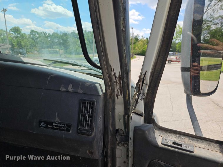 image for item EO7304 2010 Mack CHU613 semi truck