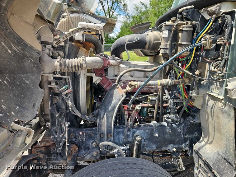 image for item EO7304 2010 Mack CHU613 semi truck