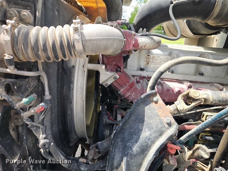 image for item EO7304 2010 Mack CHU613 semi truck