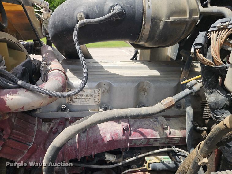 image for item EO7304 2010 Mack CHU613 semi truck