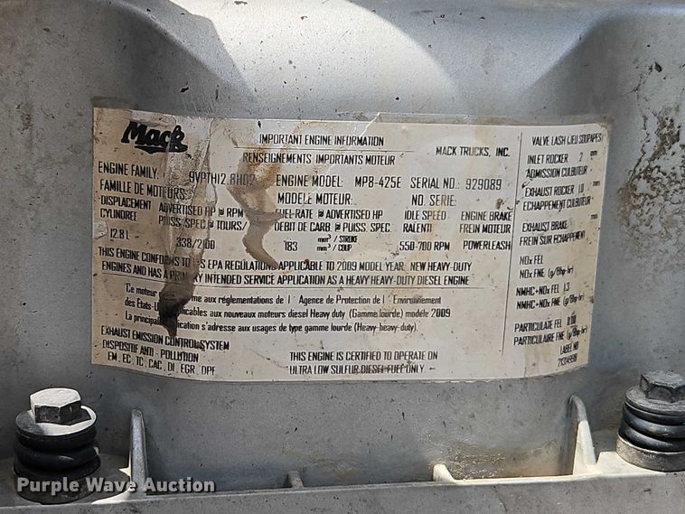 image for item EO7304 2010 Mack CHU613 semi truck