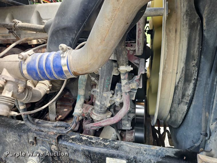 image for item EO7304 2010 Mack CHU613 semi truck