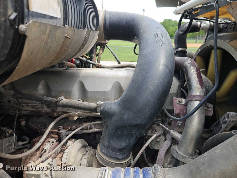 image for item EO7304 2010 Mack CHU613 semi truck
