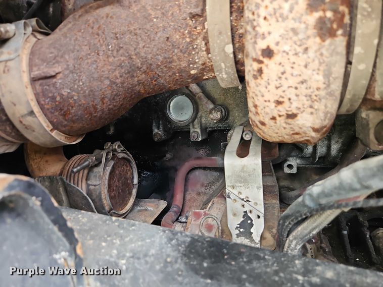image for item EO7304 2010 Mack CHU613 semi truck