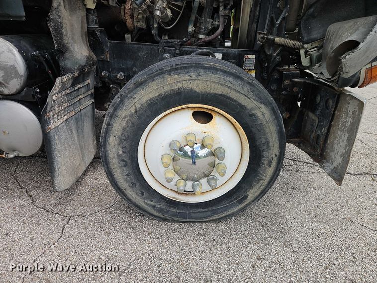 image for item EO7304 2010 Mack CHU613 semi truck