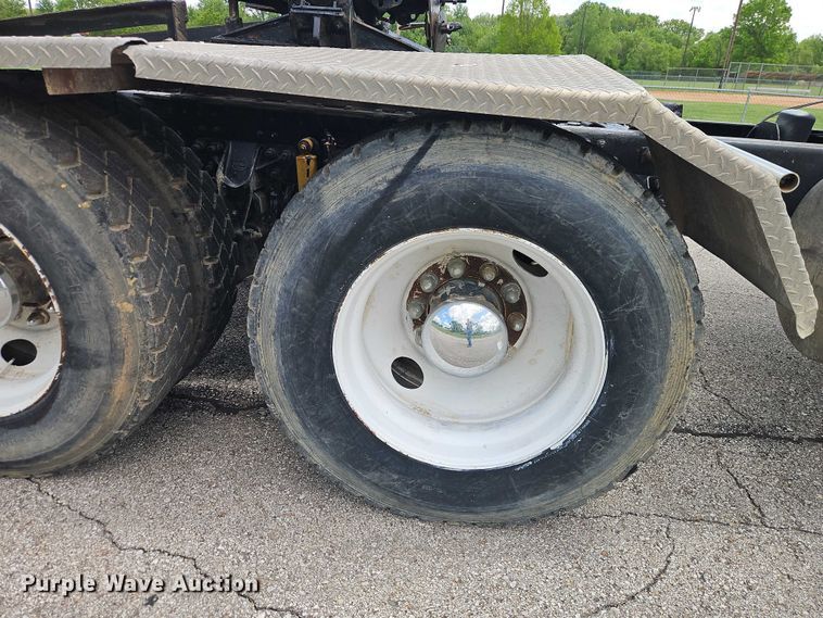 image for item EO7304 2010 Mack CHU613 semi truck