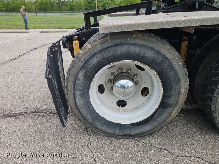 image for item EO7304 2010 Mack CHU613 semi truck