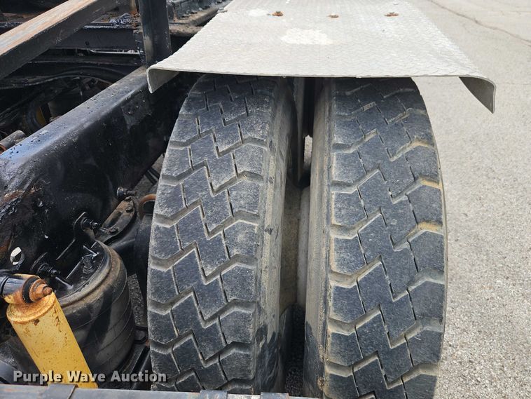 image for item EO7304 2010 Mack CHU613 semi truck