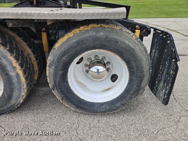 image for item EO7304 2010 Mack CHU613 semi truck