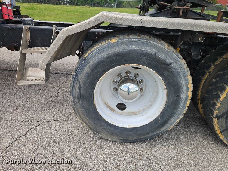 image for item EO7304 2010 Mack CHU613 semi truck