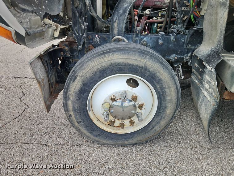 image for item EO7304 2010 Mack CHU613 semi truck