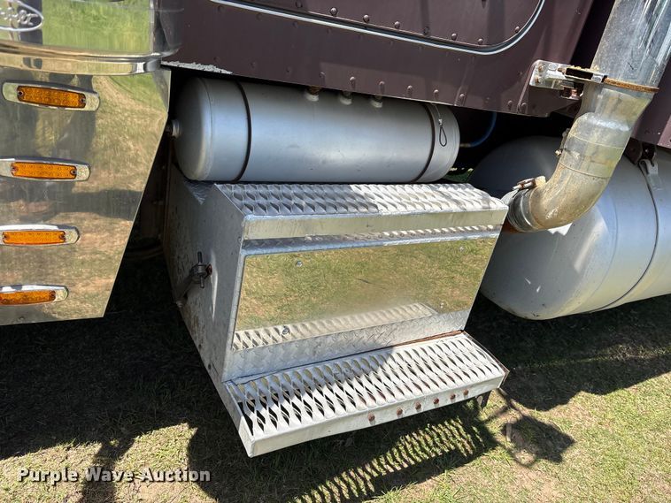image for item ES8919 1996 Peterbilt 379 semi truck