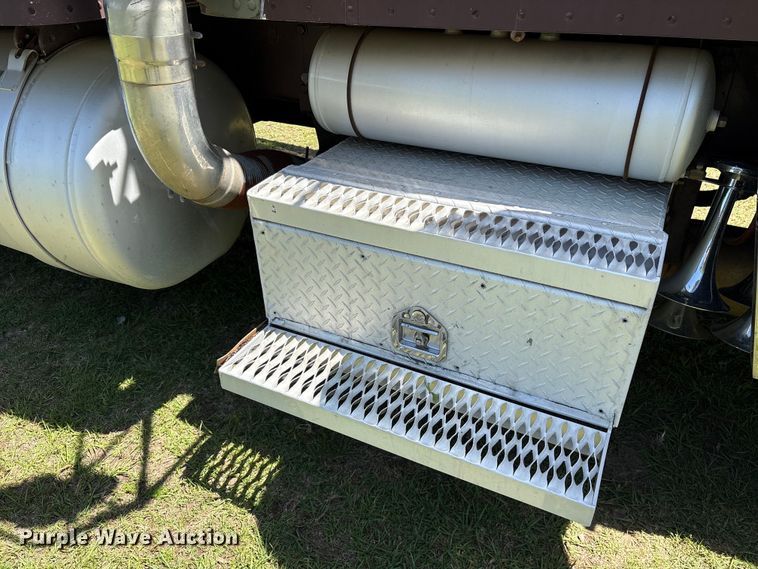 image for item ES8919 1996 Peterbilt 379 semi truck