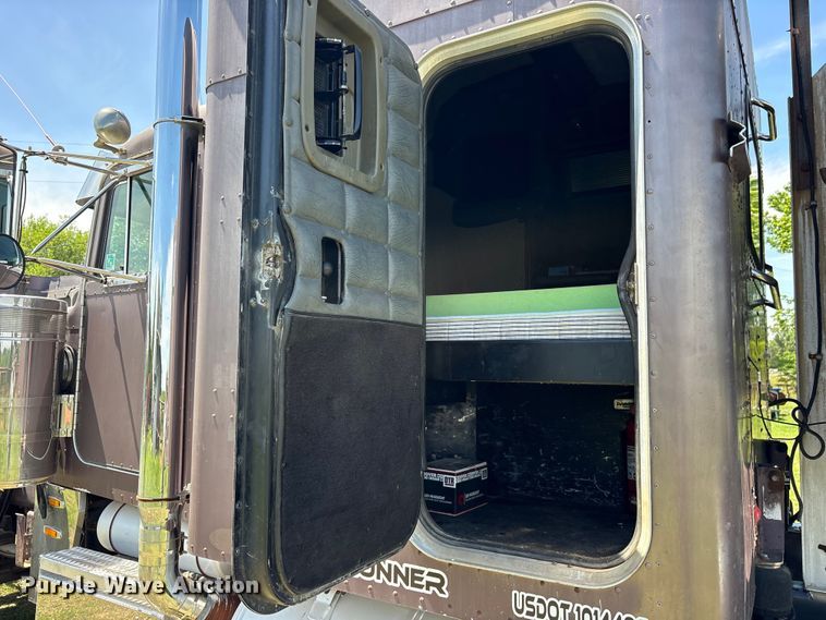 image for item ES8919 1996 Peterbilt 379 semi truck