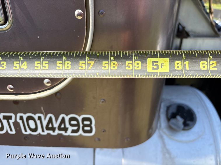 image for item ES8919 1996 Peterbilt 379 semi truck