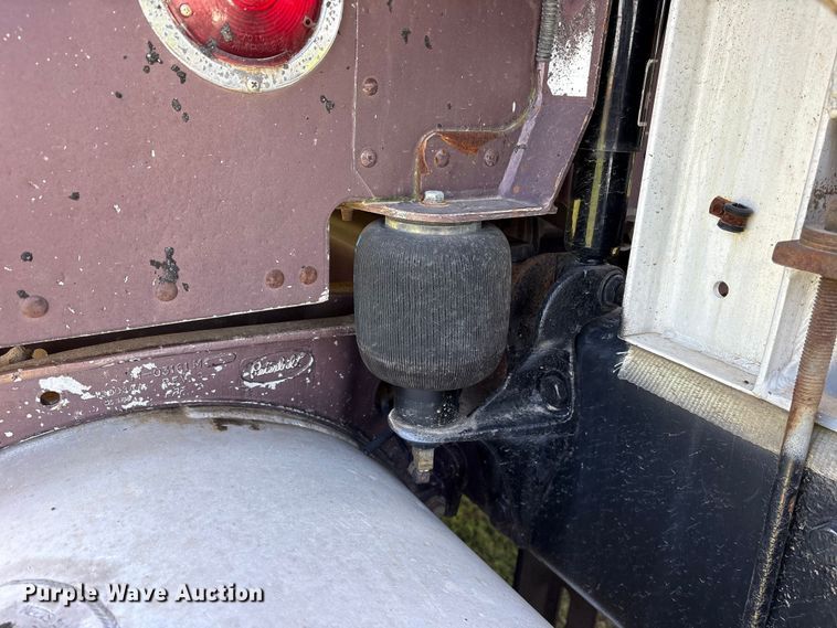 image for item ES8919 1996 Peterbilt 379 semi truck