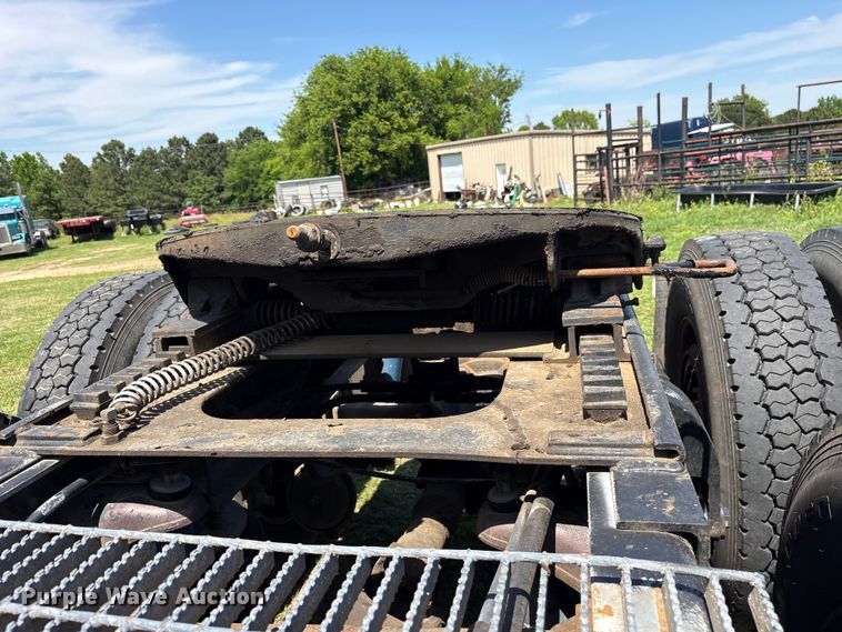 image for item ES8919 1996 Peterbilt 379 semi truck