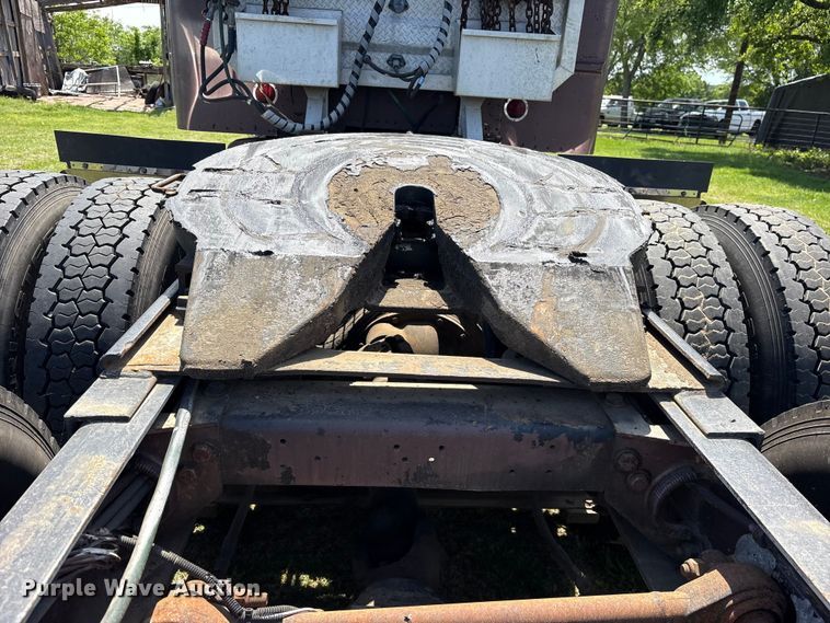 image for item ES8919 1996 Peterbilt 379 semi truck