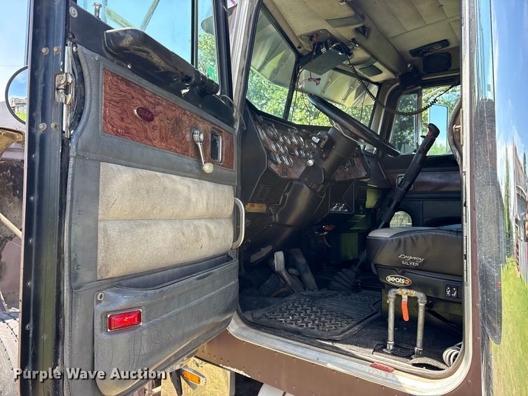 image for item ES8919 1996 Peterbilt 379 semi truck