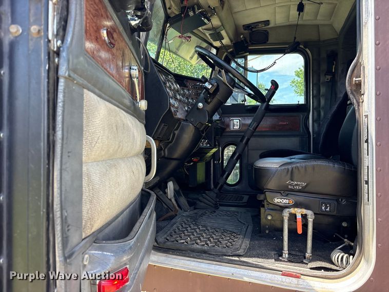 image for item ES8919 1996 Peterbilt 379 semi truck