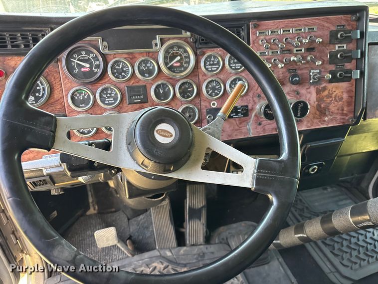 image for item ES8919 1996 Peterbilt 379 semi truck