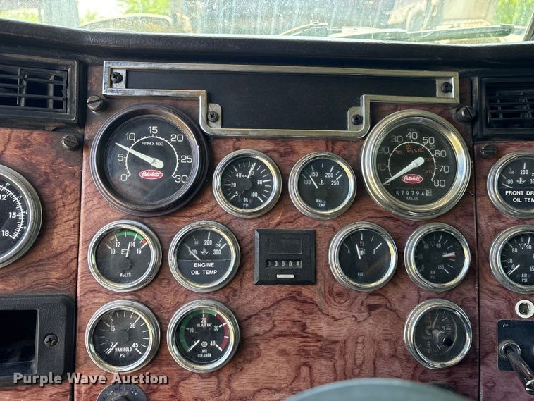 image for item ES8919 1996 Peterbilt 379 semi truck