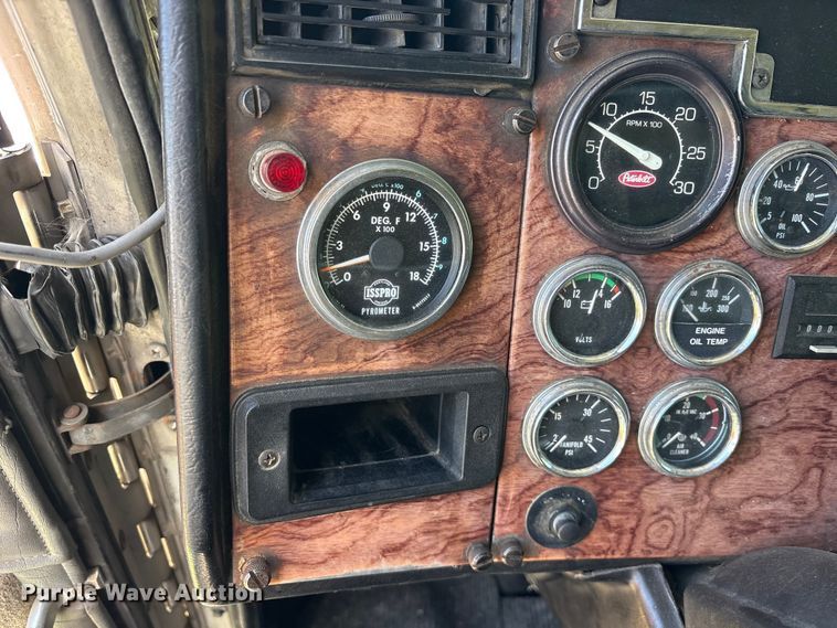image for item ES8919 1996 Peterbilt 379 semi truck
