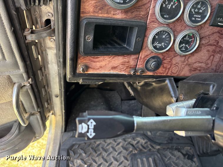 image for item ES8919 1996 Peterbilt 379 semi truck