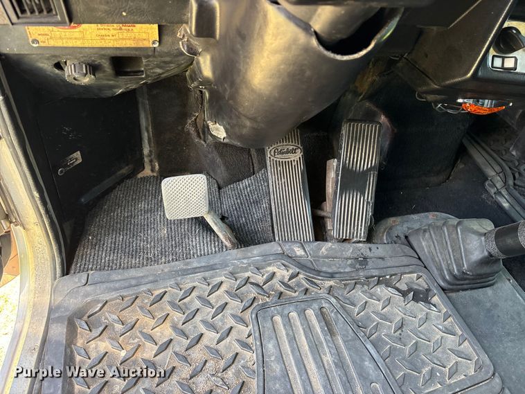 image for item ES8919 1996 Peterbilt 379 semi truck