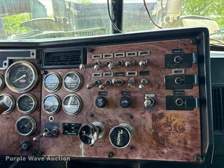 image for item ES8919 1996 Peterbilt 379 semi truck